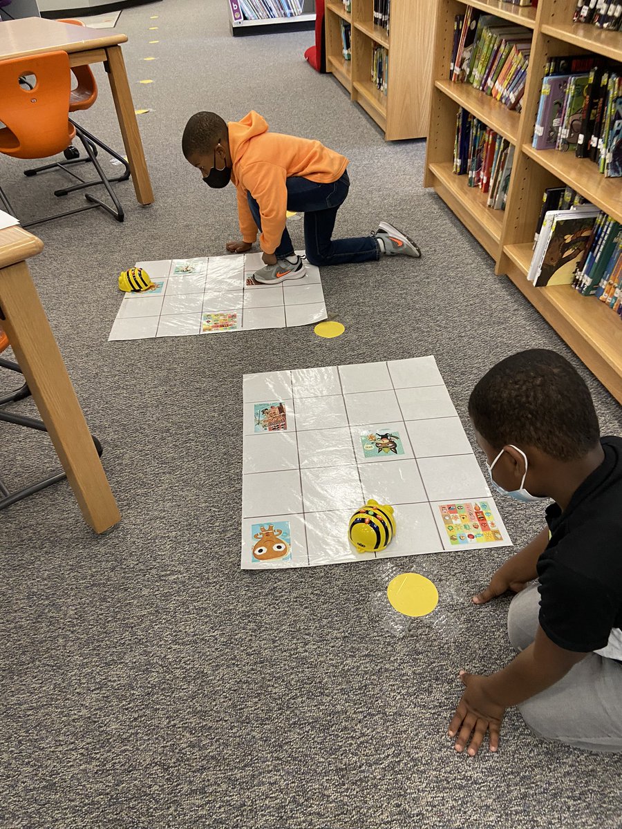 manateereads's tweet image. Kindergarten learners in @BurchSunshines program the bee-bot to visit characters & settings from the story. @ClubBlvdManatee #JoinTheClub #codetolearn