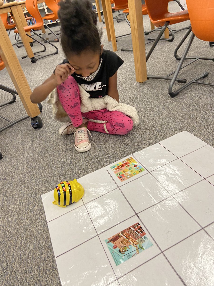 manateereads's tweet image. Kindergarten learners in @BurchSunshines program the bee-bot to visit characters & settings from the story. @ClubBlvdManatee #JoinTheClub #codetolearn