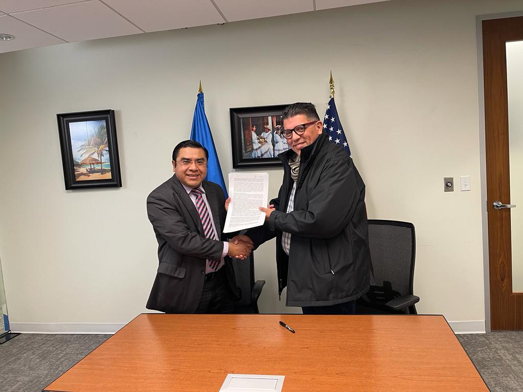 Trabajo_hn's tweet photo. #NoticiaPositiva.
ðUSA - El Ministro de Trabajo @O_VillalobosV firma convenio con la empresa AMAR USA CORP, en la ciudad de Washington DC, con el fin de ampliar las oportunidades de trabajo en EEUU y con esto beneficiar a HondureÃąos por medio del #PTTE que dirige la @Trabajohn. https://t.co/ApTFWKFa4l