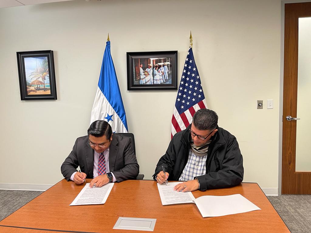Trabajo_hn's tweet photo. #NoticiaPositiva.
ðUSA - El Ministro de Trabajo @O_VillalobosV firma convenio con la empresa AMAR USA CORP, en la ciudad de Washington DC, con el fin de ampliar las oportunidades de trabajo en EEUU y con esto beneficiar a HondureÃąos por medio del #PTTE que dirige la @Trabajohn. https://t.co/ApTFWKFa4l