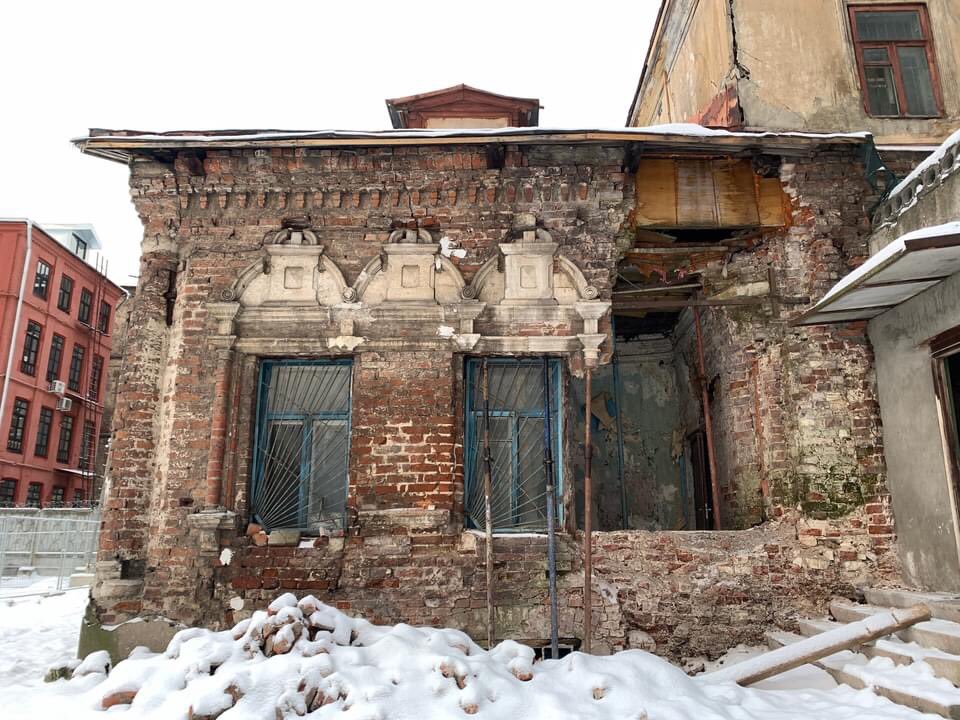 Het 17de-eeuwse huis van dokter van der Hulst, de lijfarts van Peter de Grote, is onlangs ingestort. Ван-дер-Гульст, также ван дер Хюлст.