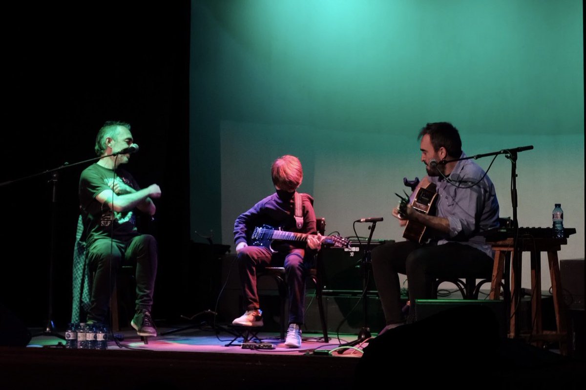 Una altra magnífica sorpresa a <a href="/Elminifestival/">Festival ElMini</a> : <a href="/RogerUsart/">Roger Usart</a> cantant Cash, Prine i Verdaguer, entre tants, sense gorra. Fent tandem amb en @gallefa i amb en Pau com guest star. Molt més que un concert d’estar per casa <a href="/GreatCanyonOh/">Great Canyon Records</a>