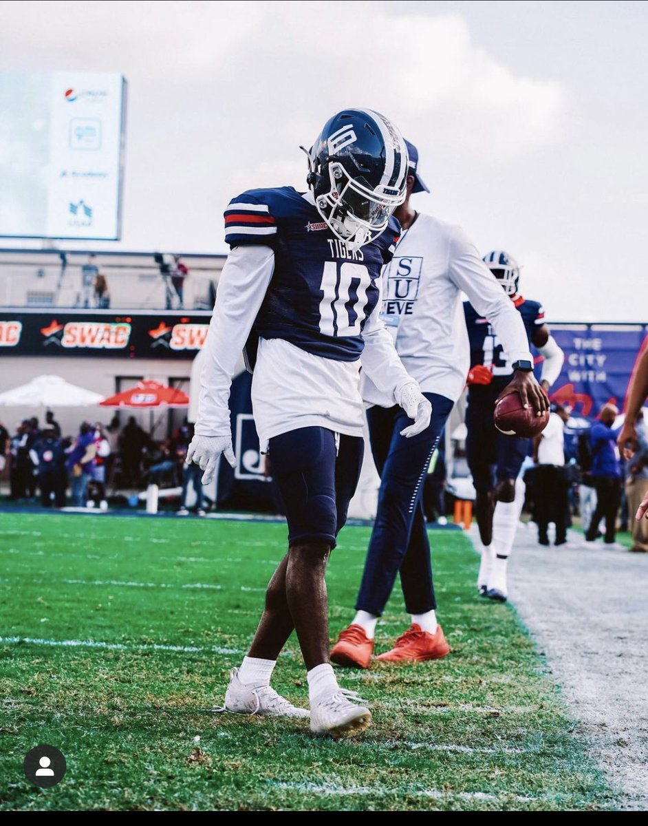 wrn_iii's tweet photo. It's a blessing to be able to call myself a champ! To know "hard work pays off!" And I EARNED EVERYTHING!  They say "stay down until you come up?" Consistent….Everyone has a different story of how you will exhibit who you are https://t.co/KfIzR0Dyz3