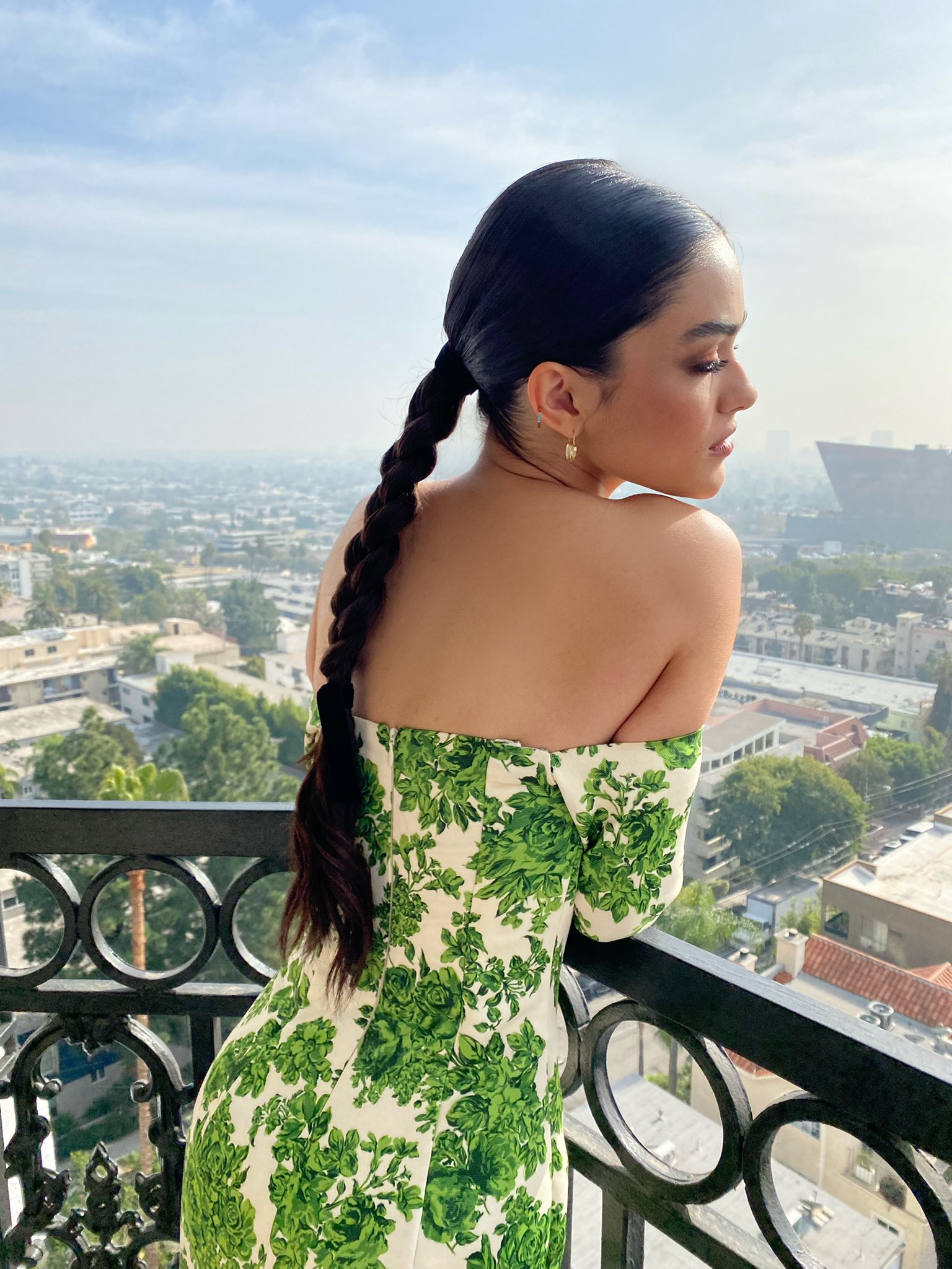 rachel zegler backless dress (she/her/hers) on X: 