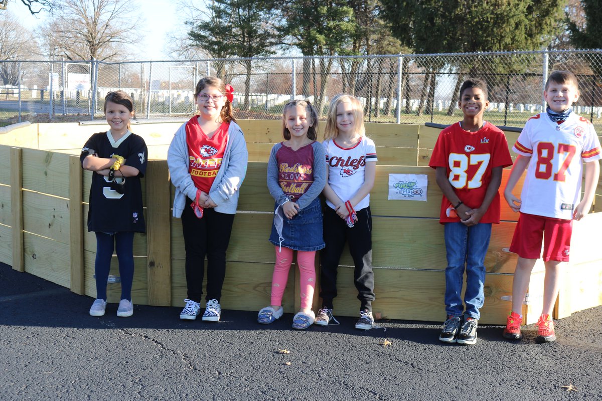MehlvilleSD's tweet photo. .@BeasleyElemPrin was awarded $3786 through the Fuel Up to Play 60 program that encourages students to eat healthy, be active and implement positive changes in their schools and communities. #msdr9 https://t.co/HQ6ohDo9hB