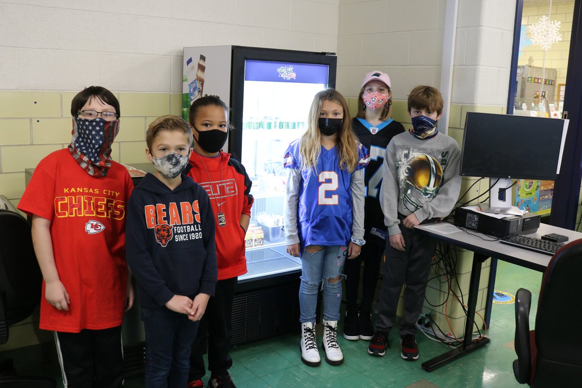 MehlvilleSD's tweet photo. .@BeasleyElemPrin was awarded $3786 through the Fuel Up to Play 60 program that encourages students to eat healthy, be active and implement positive changes in their schools and communities. #msdr9 https://t.co/HQ6ohDo9hB