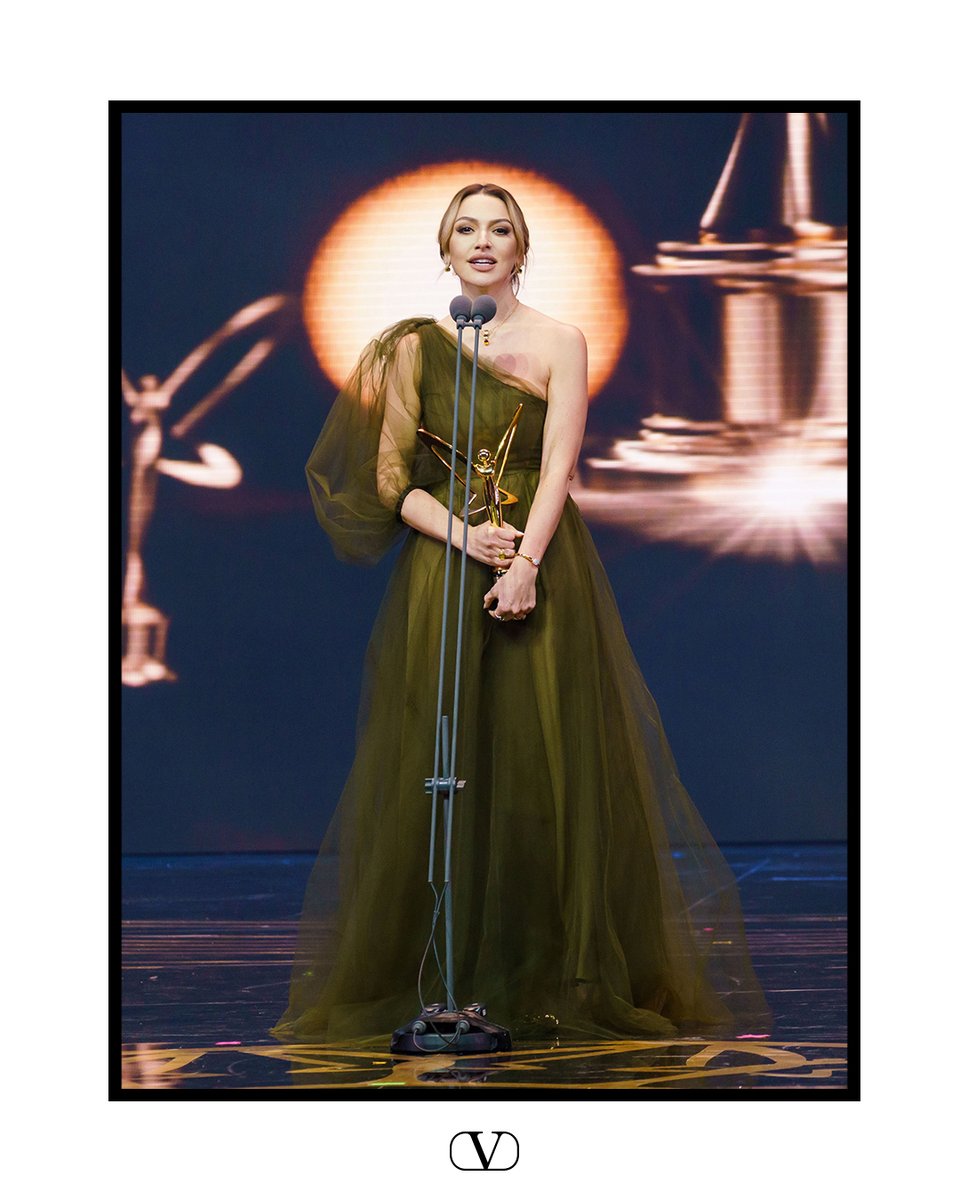 .<a href="/Hadise/">HADİSE</a> accepted her award for Best Female Singer at the #pantenealtinkelebek awards this weekend in a one-shoulder, sheer olive green gown from #PierpaoloPiccioli’s #ValentinoLeProgrès collection.​

Styled by: #InanKirdemir