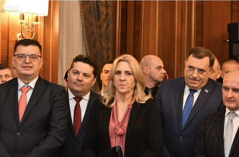 boscanuck94's tweet photo. Nemojte me pogresno razumjeti, ali ja najiskrenije zalim sve one koji su sticajem okolnosti i ne svojom direktnom krivicom, osudjeni da zive u drustvu u kojem su likovi ove galerije elita. #Tvorevina #GTRS #Sumska #Smrtska https://t.co/BRN4FOy33E