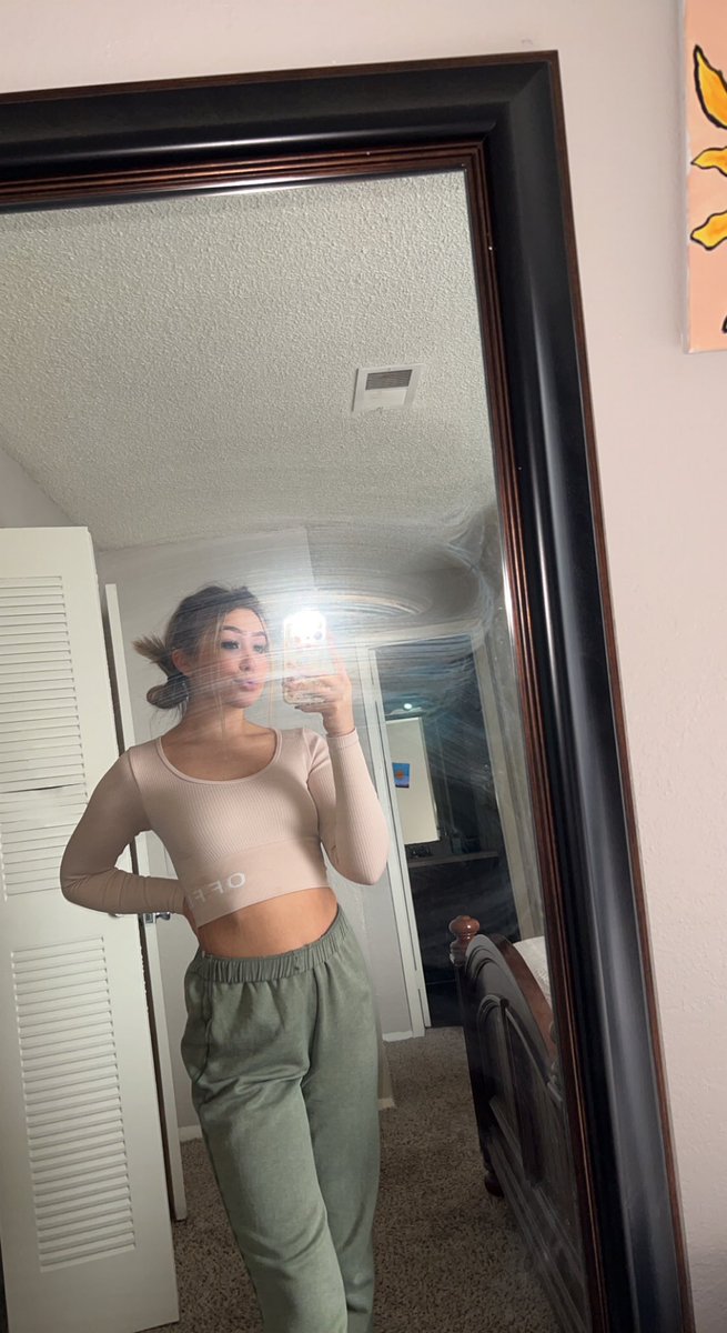 taytaytram's tweet photo. peep the streaks on the mirror that i didn’t notice until i took these pics 🙃 https://t.co/FIb6PVYzZw
