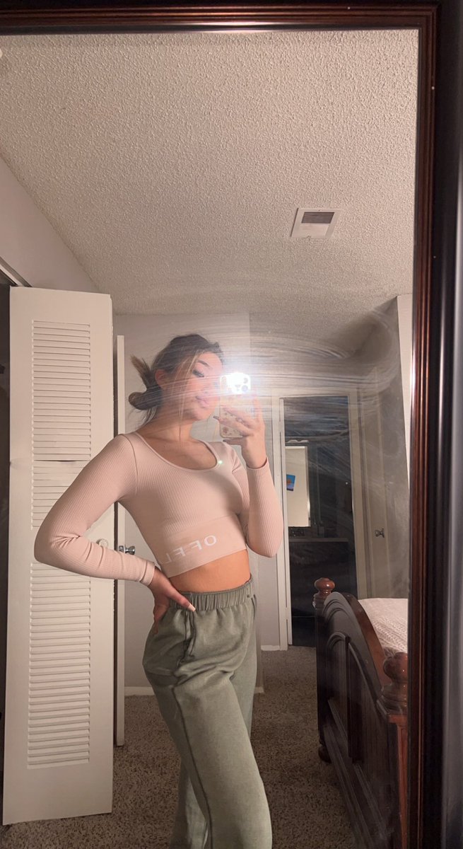 taytaytram's tweet photo. peep the streaks on the mirror that i didn’t notice until i took these pics 🙃 https://t.co/FIb6PVYzZw