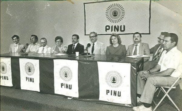 Foto de hace 43 años, en la fundación del <a href="/Pinusd_HN/">PINU-SD HONDURAS</a>, nacido para ser la reserva moral de #Honduras. 
G Leitzelar, A Pavón, Angel y Lolita Vargas, E Aguilar Paz, M Andonie, V Avilez, C Sosa, G Casco y mi papá, A Suárez.

Grandes hondureños, con ideales adelantados a sus tiempos.