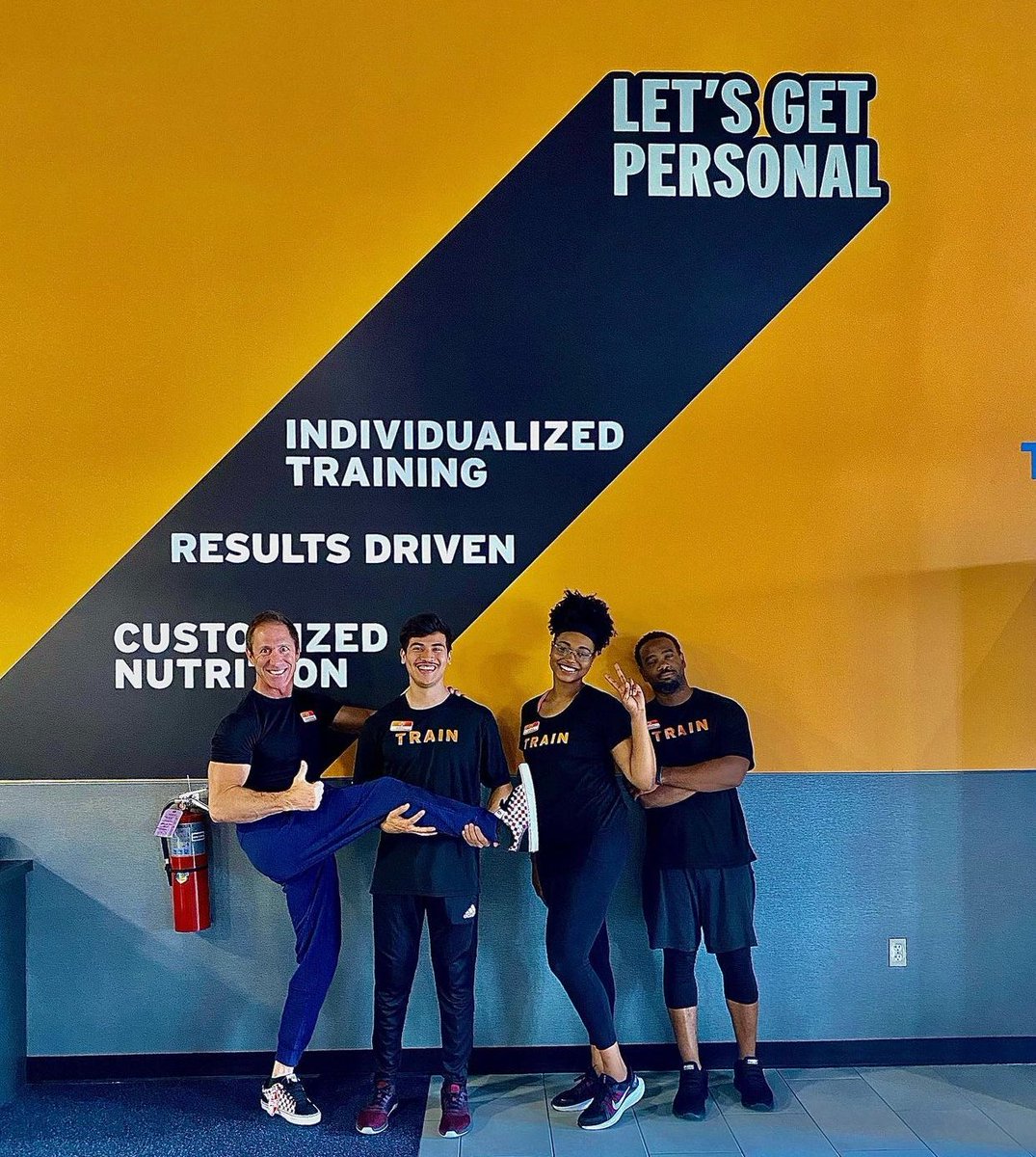 CrunchGym's tweet photo. Welcome to the #CrunchFam @crunchsugarland 💪 Crunch Sugar Land in Texas is Crunch’s 381st gym that's open for workouts. Let’s keep growing! 💪 https://t.co/DERf7gCJkJ