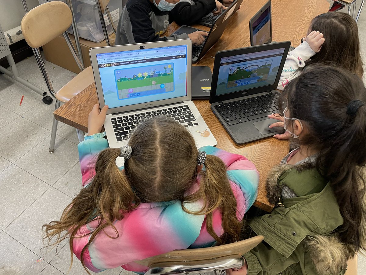 McKenzieSciGr5's tweet image. Students @SamuelAdamsEB school coding both on-line and off line for coding week!