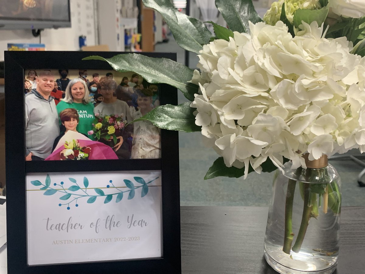 CarrieBoyleCISD's tweet photo. Thank you 5B Families! I love the framed memory from Friday’s Teacher of the Year Announcement and the beautiful flowers! I am so lucky to have all of your support! Thank you!!!!! @AustinElem #teacheroftheyear #AustinBetterTogether #AllInAtAustin https://t.co/deUiPMs9rJ