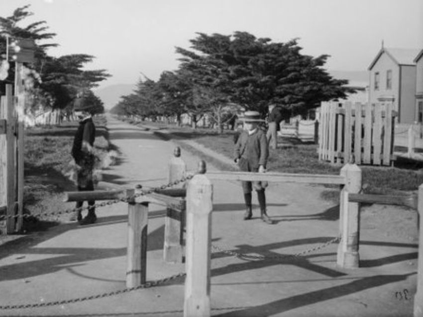 This is what the pedestrian walkway between Kent and Cambridge terrace looked like in the 1890s