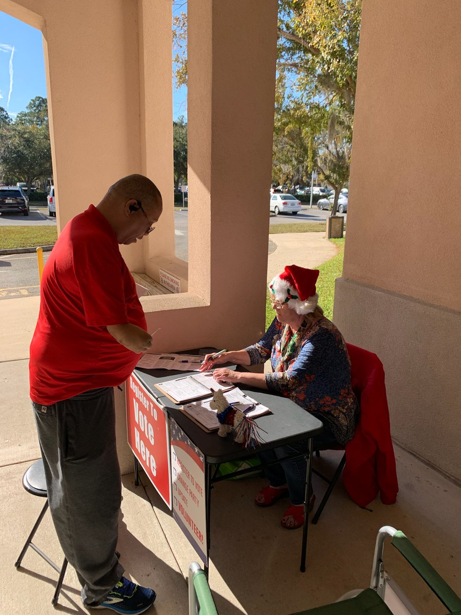 SheilaGOP's tweet photo. Registering voters!!! This is how we get it done in Florida! #TeamFlorida #LeadRight #FloridaRed go to https://t.co/ILi6VmjXH4 https://t.co/DdGXiI1qKz