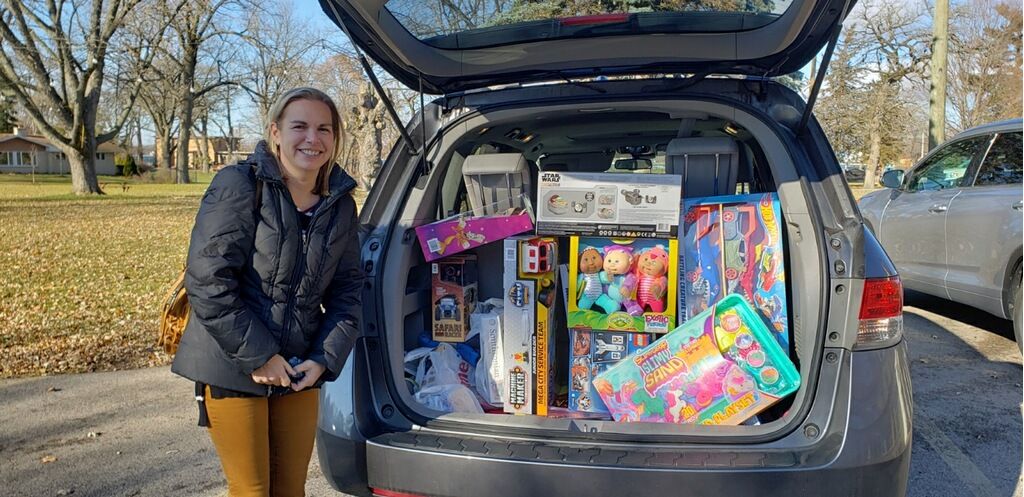 SecondBridge1's tweet photo. Thank you to The Dole and all of it's donors for the beautiful toys and coats!  We appreciate your support! The coats will be shared with Kids In Need of McHenry Co and the toys will help make this Christmas a merry one for kids in care. https://t.co/Velv2fIr07