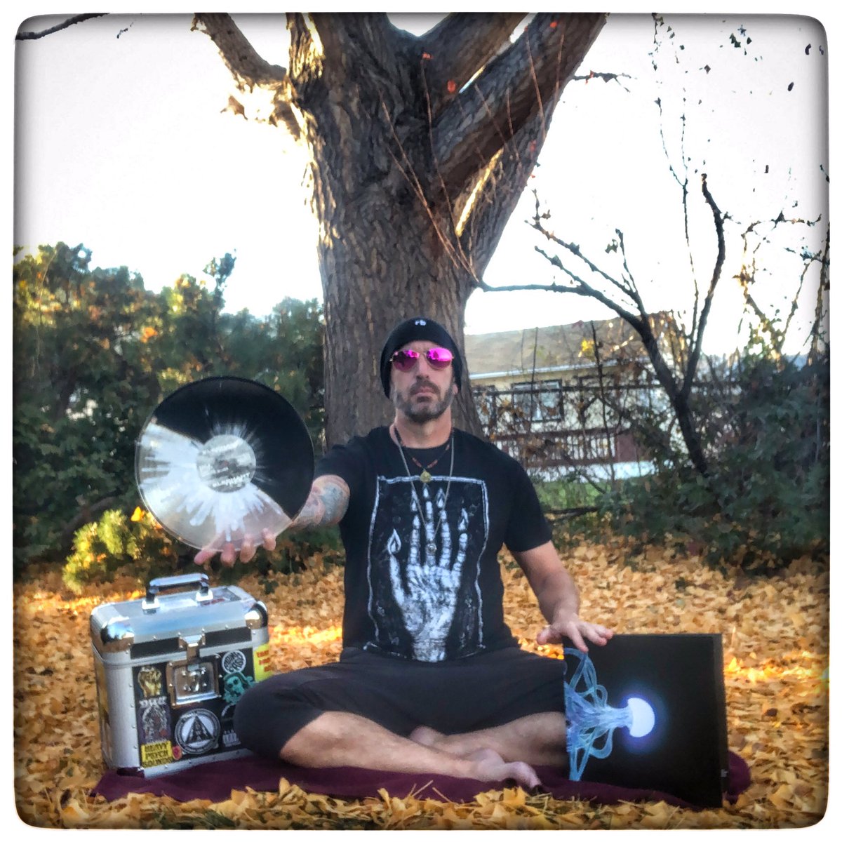 RiffHaven's tweet image. brush off this dirt.
time starts to mend.
these wounds don't hurt.
i'm born again
🎼
Wither by #ElephantTree from S/T as featured on Riff Häven Episode 254
 
#RiffHaven #VinylRecords #Vinyl #StonerRock #HeavyRock #HeavyPsych #FuzzRock #PsychRock #HardRock #magneticeyerecords