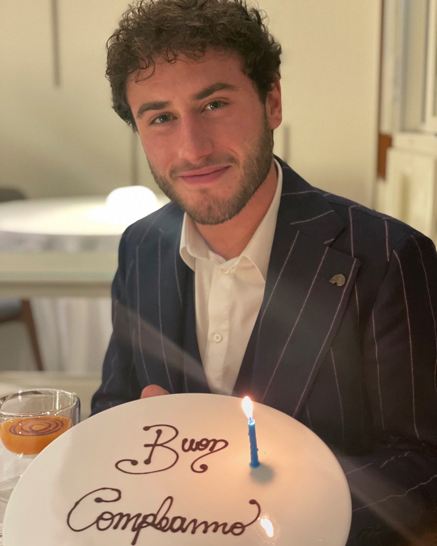 davidecalabria2's tweet photo. Grazie a tutti per l’affetto ricevuto 🎂2️⃣5️⃣🥰 https://t.co/2GsAQwgL0S