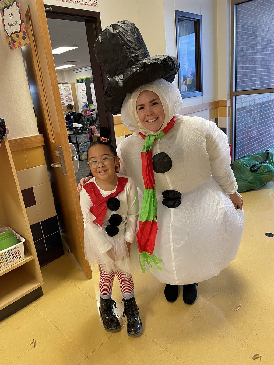megan_allard_IC's tweet photo. This girl will do anything to brighten the kids day! ⛄️ Today was snowman day, and I didn’t expect anything less from @BdeCharmoy. The kids loved seeing Frosty when they got to school today! 🥰 @SonntagElem #decemberdressupdays #frosty #snowman #ourFISDstory https://t.co/NavxiIaWrv
