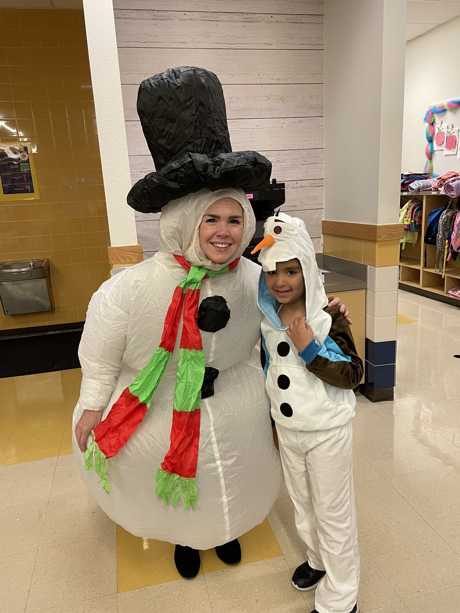 megan_allard_IC's tweet photo. This girl will do anything to brighten the kids day! ⛄️ Today was snowman day, and I didn’t expect anything less from @BdeCharmoy. The kids loved seeing Frosty when they got to school today! 🥰 @SonntagElem #decemberdressupdays #frosty #snowman #ourFISDstory https://t.co/NavxiIaWrv