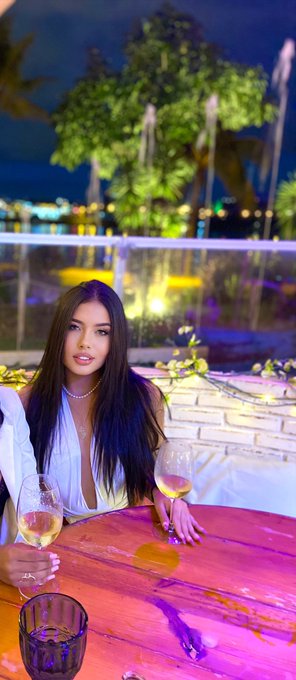 🍷🥰 https://t.co/QFsTixublX