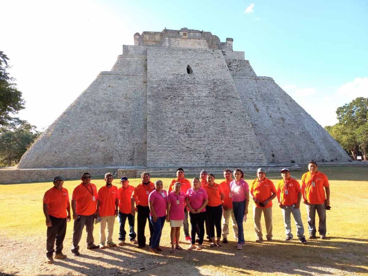 mdiazm2000's tweet photo. 🙋🏽♂️🙋🏻♀️ Las y los trabajadores del espectáculo #ECOSdeUXMAL está listo para recibirles todos los días en ambos horarios, 7:30 y 8:15 pm.
¡Anímate porque te va a ENCANTAR!
#Uxmal #UxmalYucatan Cultur Yucatán https://t.co/xuxWo6jeoe