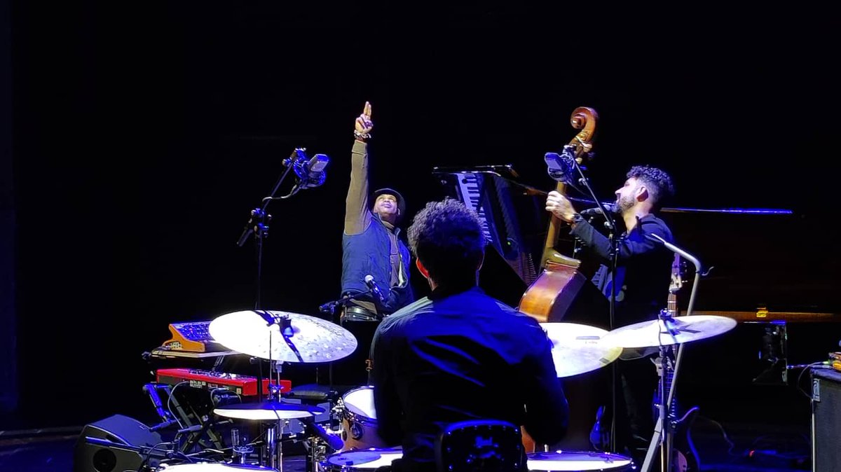 alternatilla's tweet photo. Meravella. És l'única paraula per definir com ha estat el concert que han oferit Roberto Fonseca Trio al @teatreprincipal de Palma. El geni de les tecles @Rober_Fonseca, acompanyat per Ruly Herrera i Yandi Martínez, ha presentat davant del públic el seu darrer disc "Yesun". https://t.co/EFy4eFAXfU