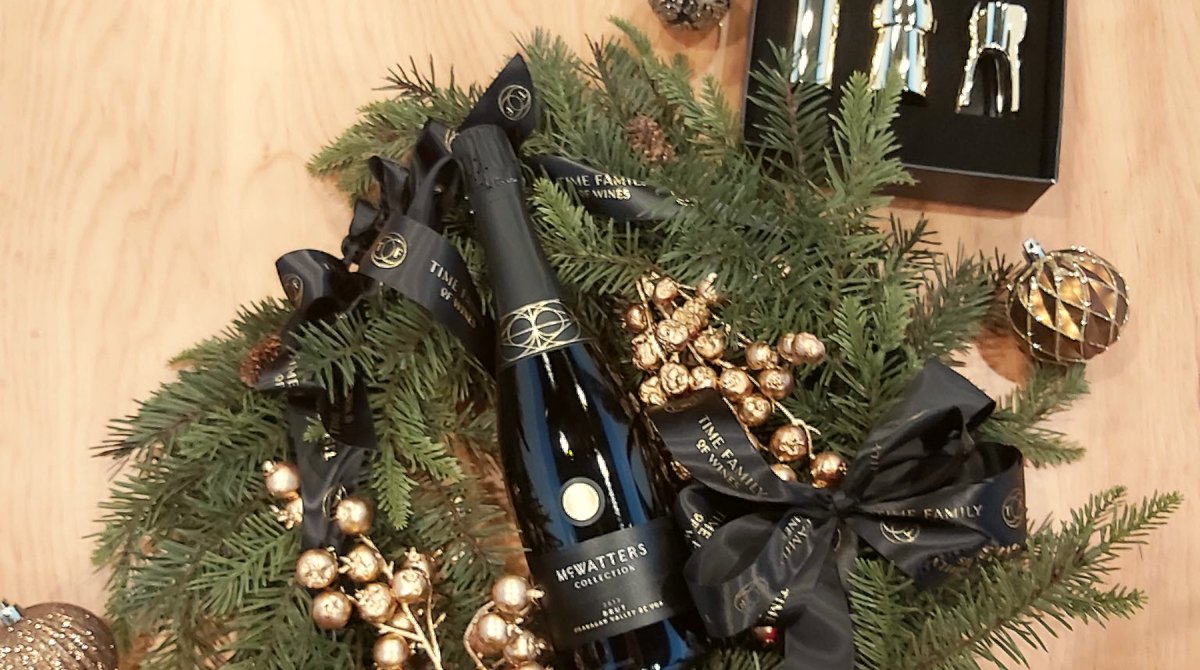 Looking for a gift with a little sparkle✨?  Just in time for the Holidays, our newest and most special TIME Family sparkling wine to date, McWatters Brut is now available. 
"Top" it off with a sparkling stopper gift set! 
timewines.ca/product/mcwatt…