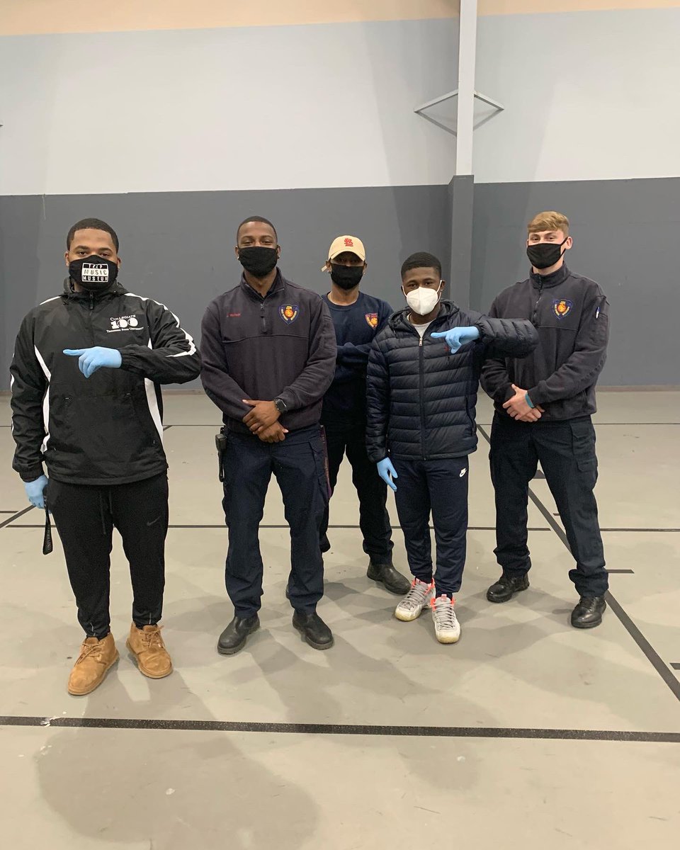 C100TSU's tweet photo. Today, Collegiate 100 volunteered at the Multi-Purpose Building In Holly Springs, Mississippi. Partnering with the SunShine Ladies ☀️👸🏾of Holly Springs. Feeding the community along with holding conversations with alumnus of Rust College and of Holly Springs High School. https://t.co/bhOxwKydV3