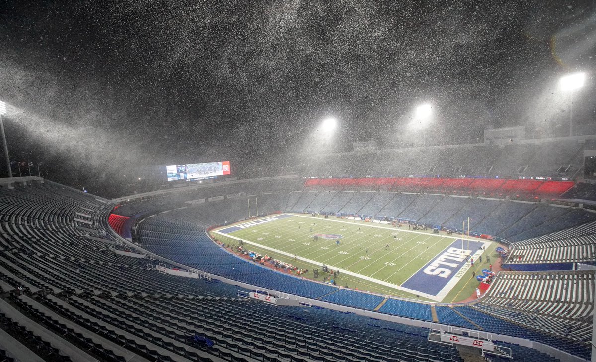 jmccoyphoto's tweet photo. Welcome to Buffalo and Monday Night football #Bills v #Patriots https://t.co/jKEJLecMdm