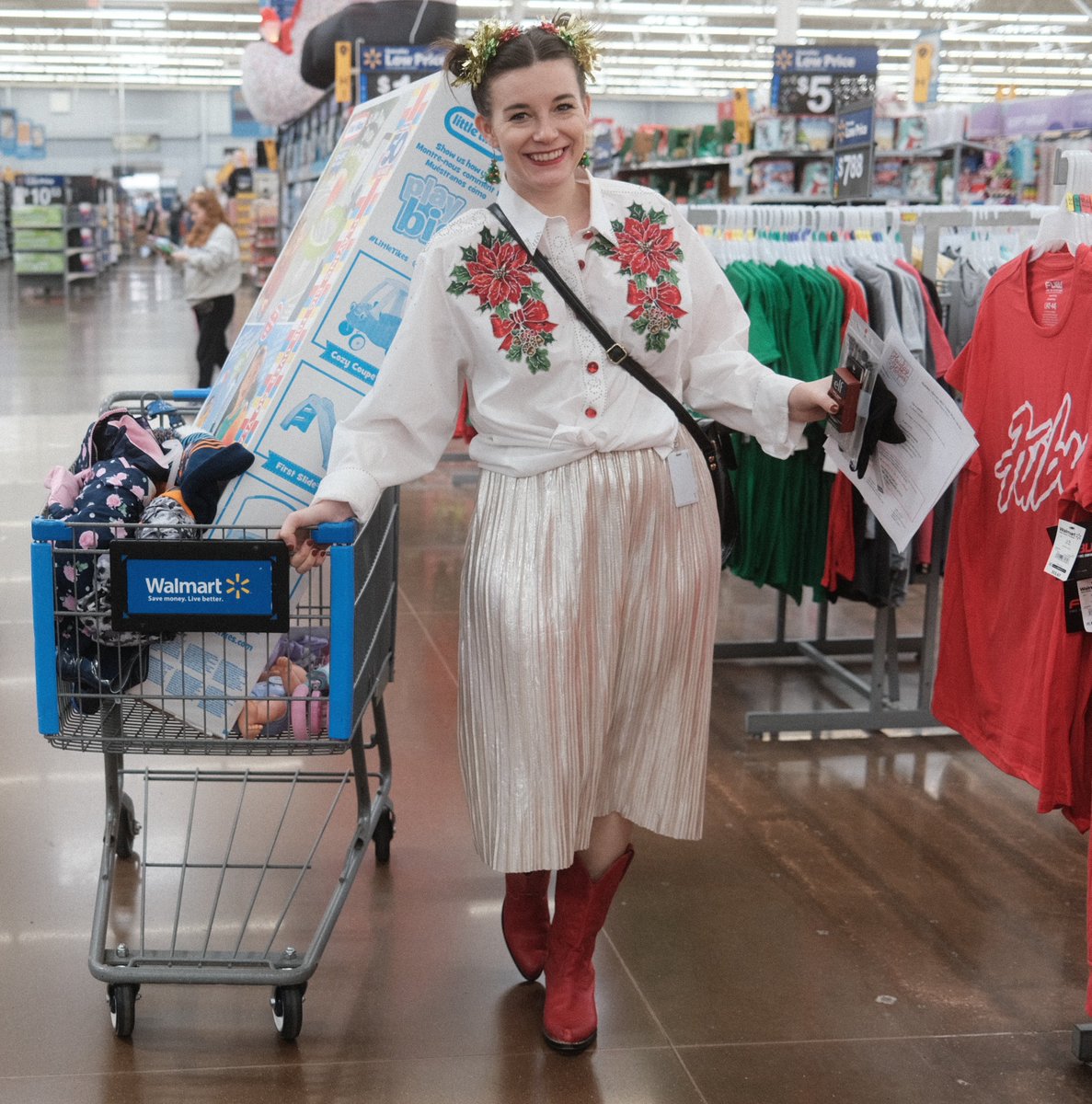 Technology_Adv's tweet image. We had the honor of collecting gifts for 400 children through @YouthVillages Holiday Heroes on Friday. We took over the store in our most festive attire and had a BLAST. 

Thankful for the ability to safely serve our local community together 🎄🎁