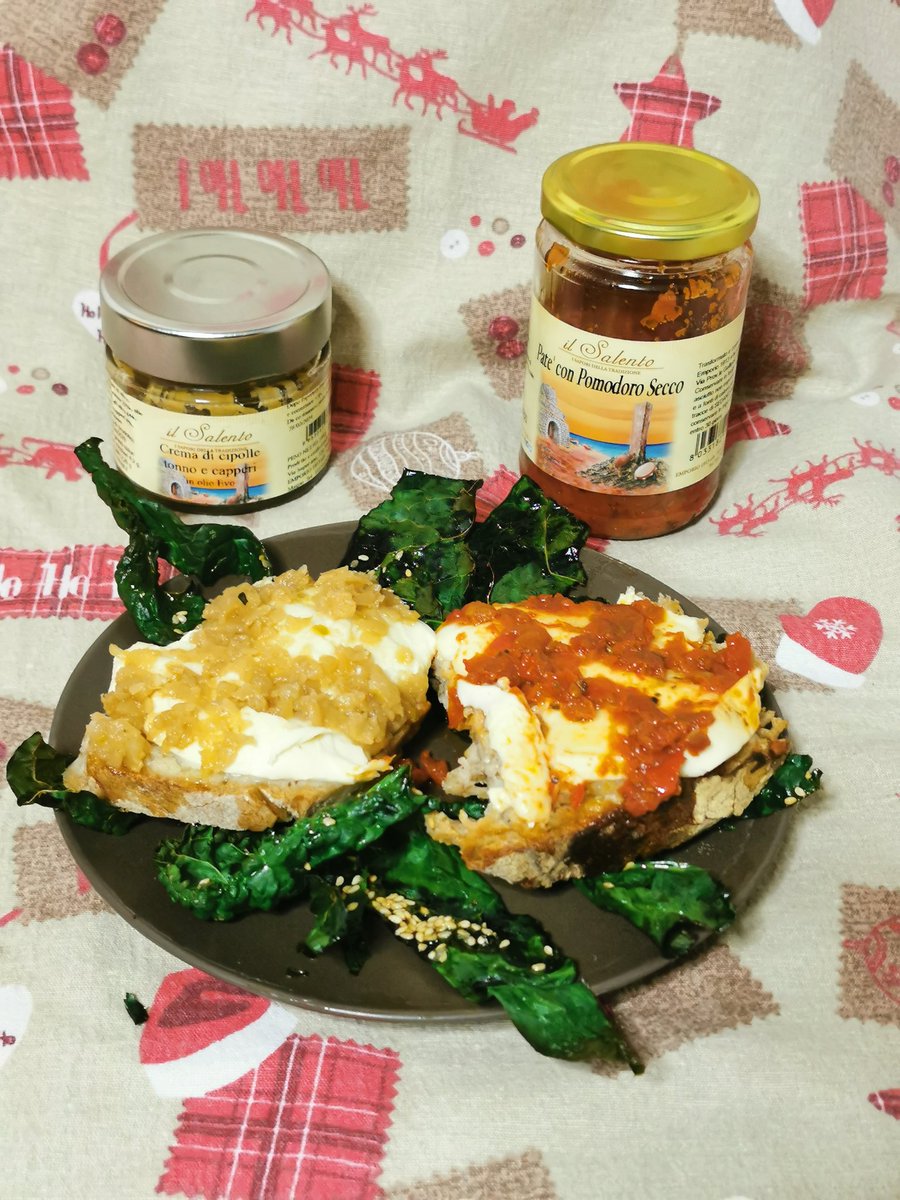 ilsalentofood's tweet photo. 🤤 Una cena sfiziosa con pane bruschettato, provola affumicata il tutto guarnito con una gustosa crema di cipolle 🧅 tonno e capperi e un buonissimo patè di pomodoro secco🍅 trovate tutto sul nostro shop on-line 🛒 https://t.co/qLzoZYnhiL 🛒 #tradizioni #food #foodporn #puglia https://t.co/ucyaCjoAO8