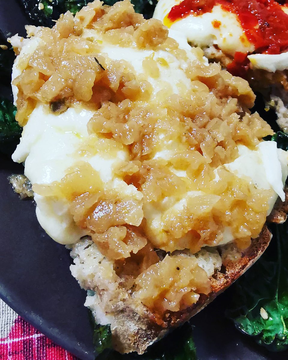 ilsalentofood's tweet photo. 🤤 Una cena sfiziosa con pane bruschettato, provola affumicata il tutto guarnito con una gustosa crema di cipolle 🧅 tonno e capperi e un buonissimo patè di pomodoro secco🍅 trovate tutto sul nostro shop on-line 🛒 https://t.co/qLzoZYnhiL 🛒 #tradizioni #food #foodporn #puglia https://t.co/ucyaCjoAO8