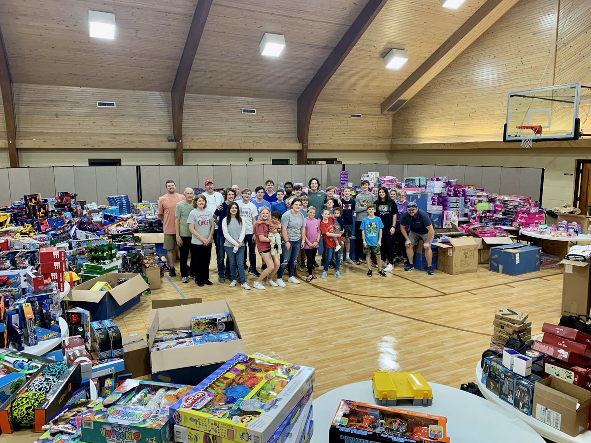 FBCBentonville's tweet image. Shoutout to our volunteers who are working all week getting Joyville ready! We can’t wait to love our city this Saturday. If you haven’t signed up to serve but want to, email joyville@fbcbentonville.org