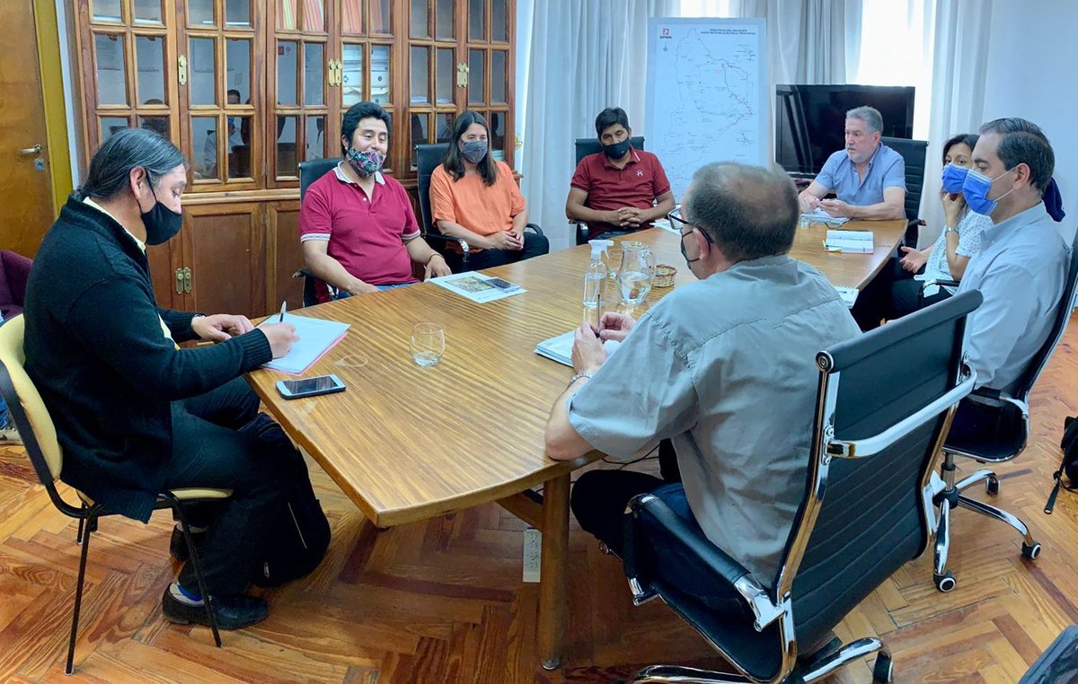 EPEN_Informa's tweet photo. Hoy recibimos a autoridades de la comunidad Millain Currical y a la diputada @MaritaVillone para trabajar juntos en temas que mejorarán su calidad de vida: paneles fotocoltaicos☀️ y proyecto de electrificación rural⚡hacia los parajes #Huncal, Quintuco, #Pichaihue y #Trahuncura. https://t.co/0YAV4KpuPj