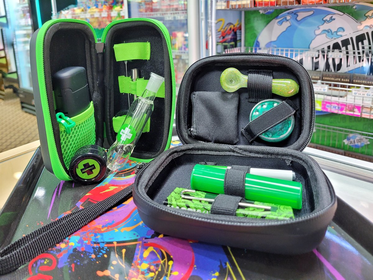 MyxedUpCreation's tweet photo. Have a friend that's always on the go and likes to smoke? We've got the best gift idea for you! 🎁👀
Happy smoke or dab kits have everything your buddy on the go needs and even comes in a carrying case 🤩🤗
✌️❤️🍄
#happykit #thehappykit https://t.co/klGd3UoMte