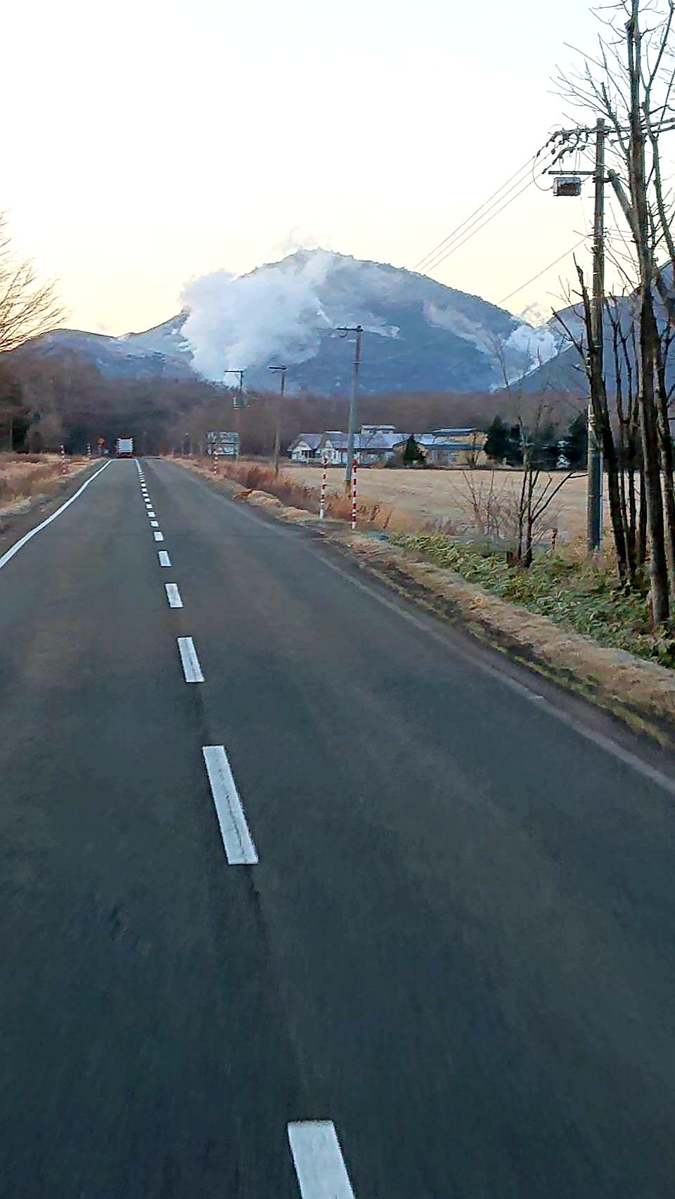 叶みかん おはようございます 今朝の藻琴山 今朝 パパさん提供 川湯温泉の硫黄山 噴火しそうなくらいの煙 夜明け前の道路 綺麗 はい ムッツリもずく 今日も 宜しくお願いいたします ᴗ ˬᴗ T Co Kovcplcumb Twitter