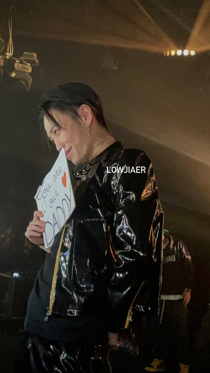 lowjiaer's tweet photo. je pose ça là puis je vais dormir <333
#Bloo #BlooInParis #MoonAndBackTour #MoonAndBackInParis @realbadboyloo https://t.co/6Pt5si4uCR