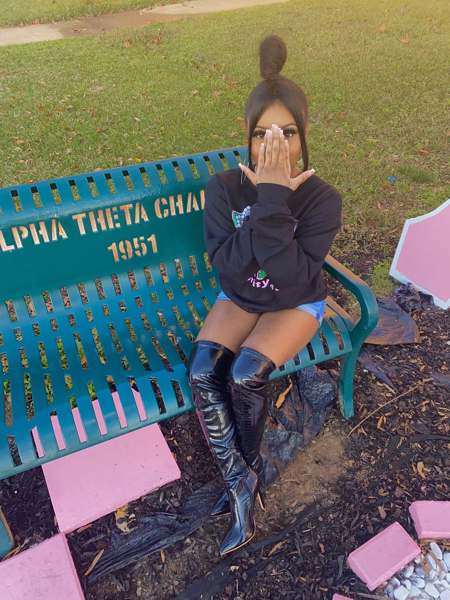 thedestinyb_'s tweet photo. it’s hard to keep up when i set the pACE .. that’s why they kall me SupremACEy 💅🏾#phirstdayout https://t.co/2kC38NIzno