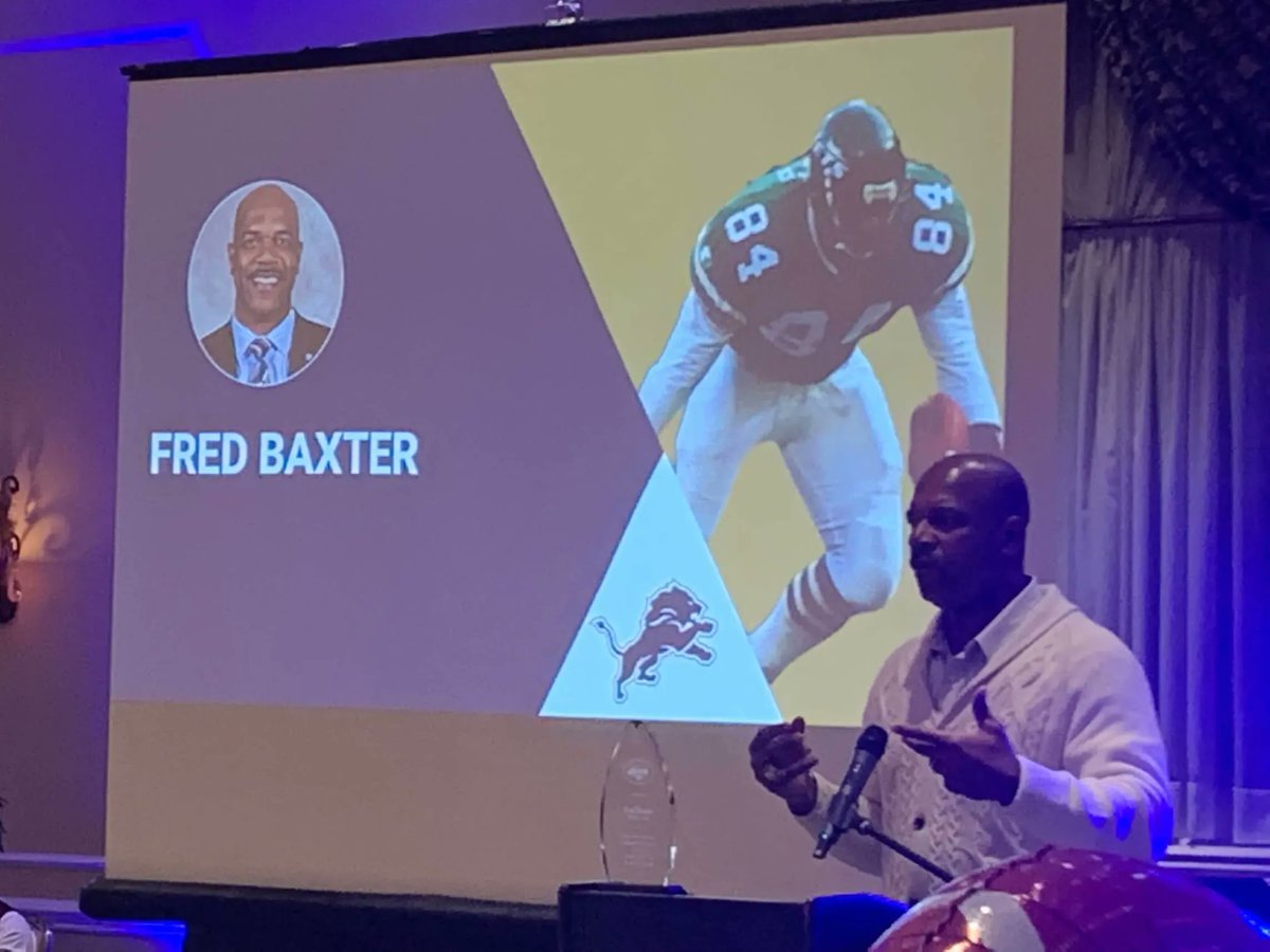 silionsfootball's tweet photo. Thank you Fred Baxter (Jets/Bears/Patriot TE) for speaking at our Staten Island Lions youth football awards dinner! You inspired all of our players with the story of your journey to the NFL. Hard work = Success! #fredbaxter #nfl #jets #silionsfootball #statenislandfootball https://t.co/7SnbGQSmVu