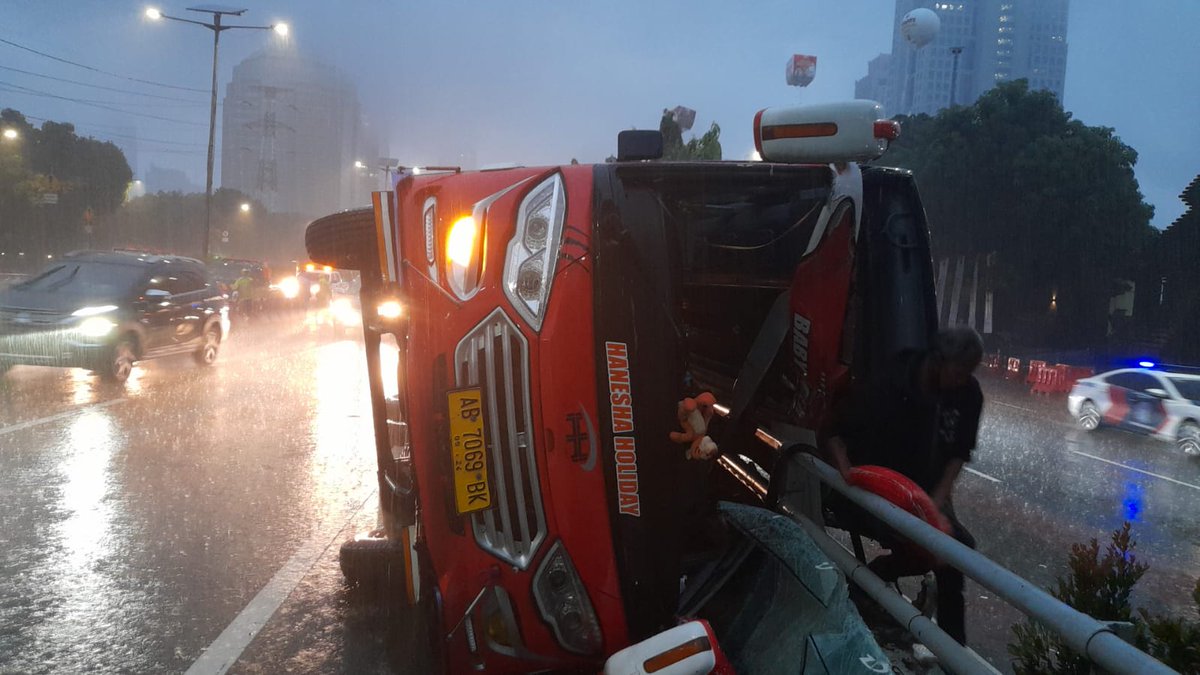 06.05 Terjadi kecelakaan Bus pariwisata terbalik di Km.08-00.A (Semanggi arah Tomang), Kr Bus pariwisata nopol AB-7069-BK, tepatnya dibawah JPO Polda Metro Jaya arah Tomang, ada kepadatan arus lalu lintas karena masih penanganan Polri