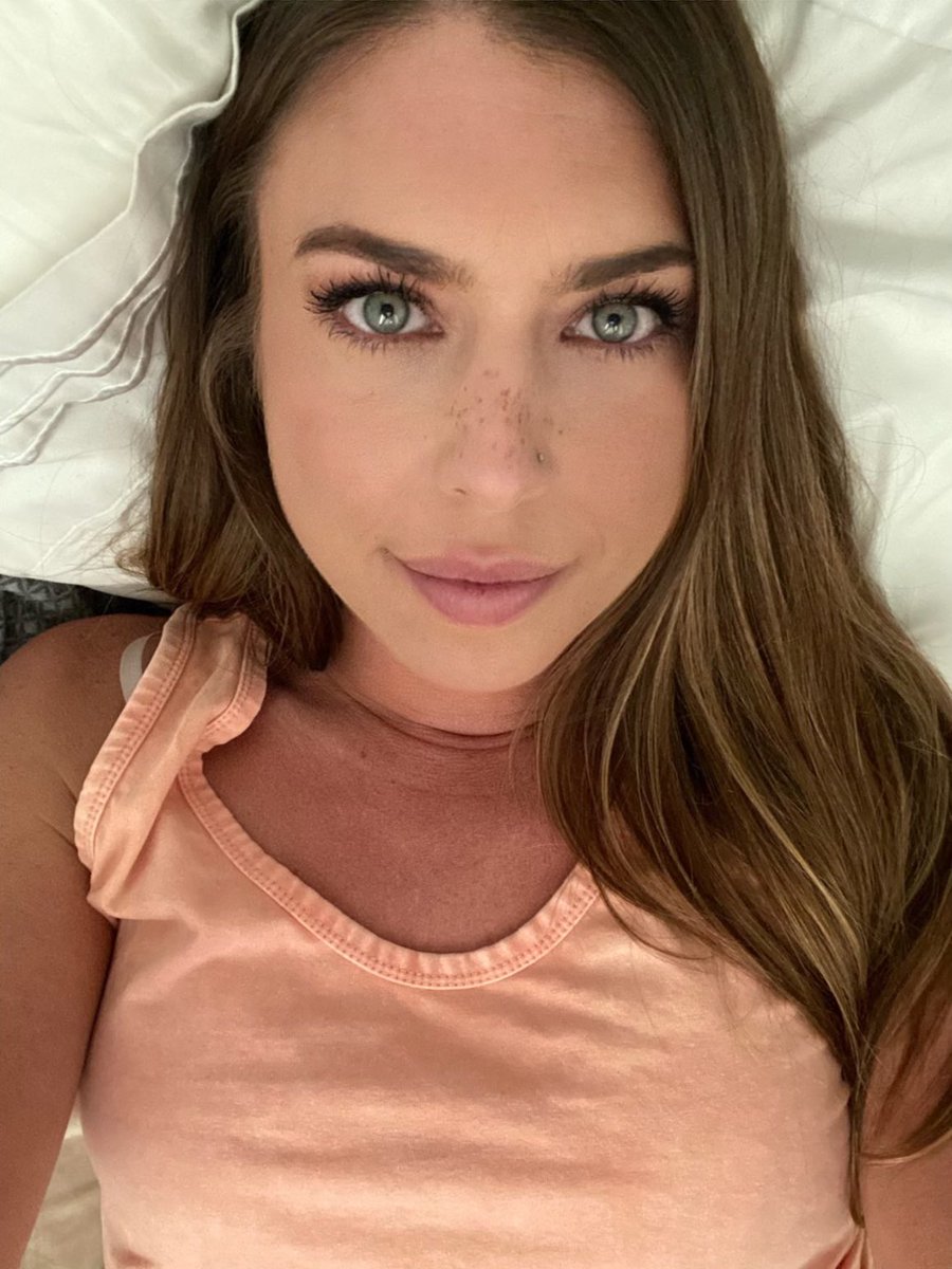 babeinvests's tweet photo. I usually recommend purchasing my #onlyfans subscription, but at this price right now  buying #bitcoin seems way smarter. #BitcoinCrash https://t.co/tK8x5TfAcN