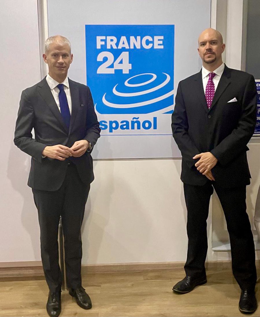 15 ans pour @france24 aujourd’hui ! 🎂 Et c’est un succès qui s’écrit aussi en espagnol. Depuis son siège à Bogotá, à plus de 8 000 km de Paris, quelle fierté de voir @france24es émettre de l’information 24h/24 et atteindre plus de 13 millions de foyers dans la région. 🇫🇷👏🇨🇴