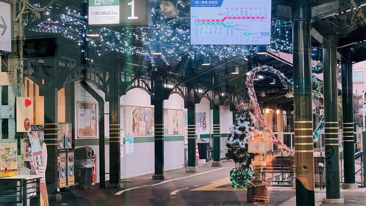 kirim's tweet photo. 出町柳駅、朝からイルミネーション https://t.co/54syjfTU14