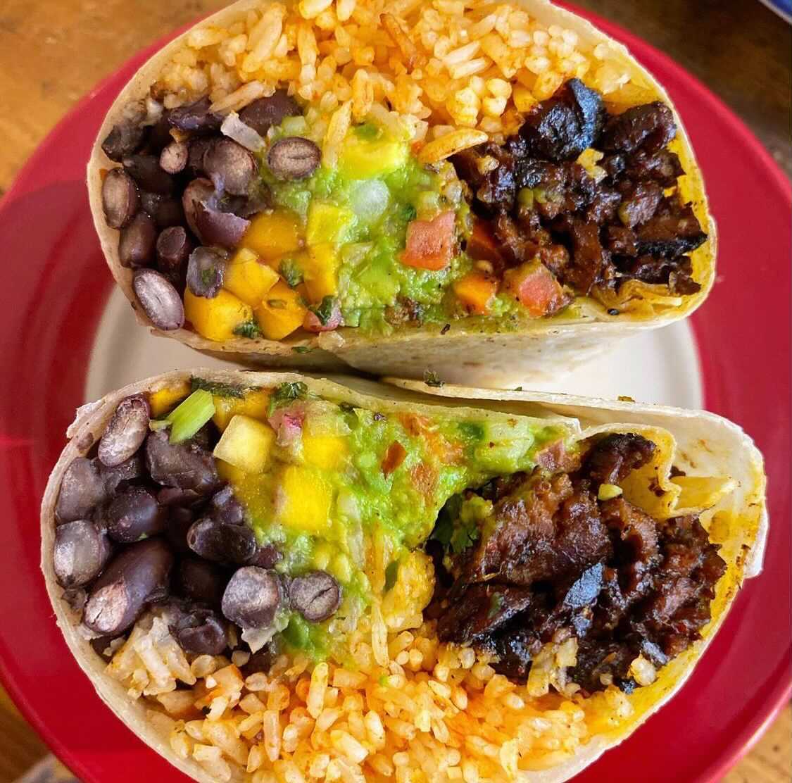 vedgecousa's tweet photo. Tag a friend who LOVES burritos!
Imagine taking a bite into this beautiful creation from @sugartacola ! Inside are black beans, Mexican rice, house salsa, your choice of plant protein, guacamole, and fresh chopped pico de gallo 🌯
#veganburrito #burritos #veganlosangeles https://t.co/aoLWlHAoxW