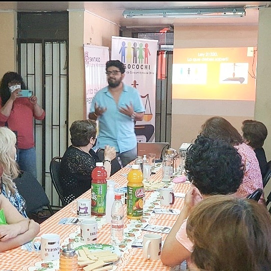 Stgo_Activo's tweet photo. Esta tarde estuvimos en el taller Sueños de Mujer de la Jjvv  Pedro monto junto a la organización @asocochi entregando información sobre la ley 21.320. 
Nuestro compromiso es empoderar a las Organizaciones y vecinos de Santiago. #Asocochi #StgoActivo https://t.co/8lBHlLp1Rj