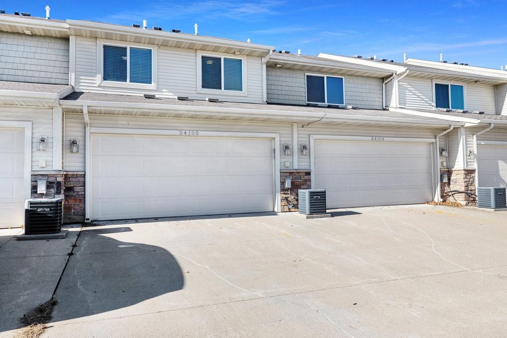 Ready to upgrade? Impeccable 3 BD/ 3 BA in West Des Moines has it all. Call/text/DM me!  cpix.me/l/134714076