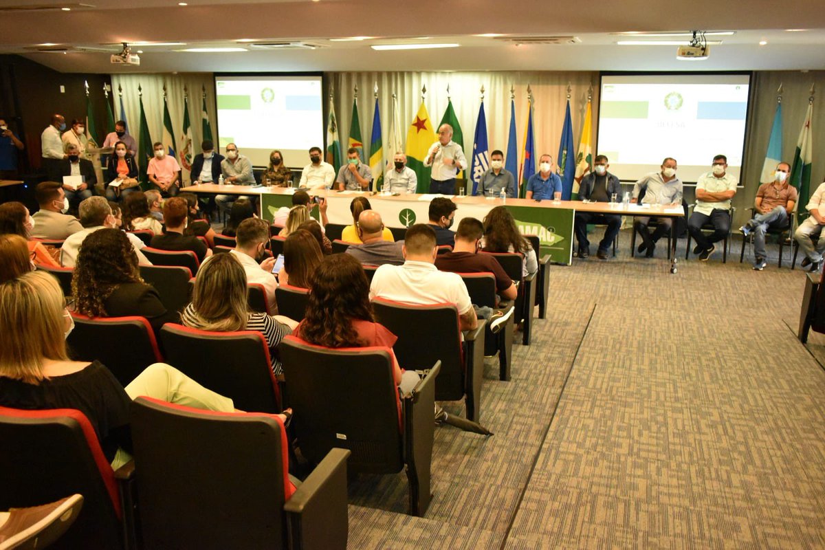 DefesaGovBr's tweet image. Hoje (06), o Diretor do #ProgramaCalhaNorte, General Ubiratan Poty, ministrou palestra para prefeitos dos municípios do Acre, em Rio Branco. Ele expôs sobre a iniciativa, que financia obras de infraestrutura por meio de convênios entre a Defesa e o Legislativo.