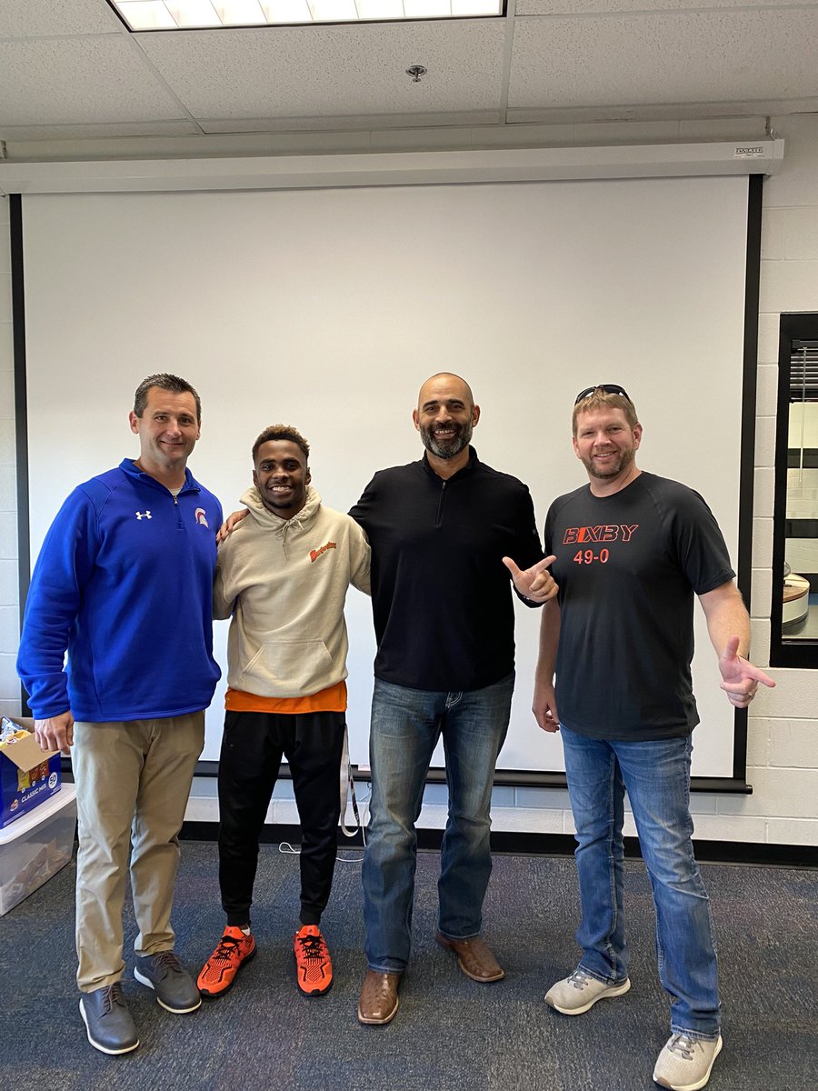 BixbySpartanFB's tweet photo. Thanks to @CoachGundy and @kasey_dunn for stopping by to recruit our Bixby athletes today! https://t.co/EcB8ORKWO3